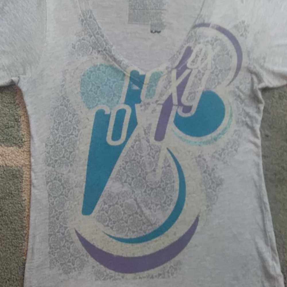 Vintage ROXY design logo short-sleeved shirt. Grey V-neck. Logo purple and blue.